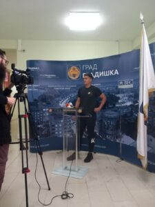 Тадија Касагић даје изјаву за медије